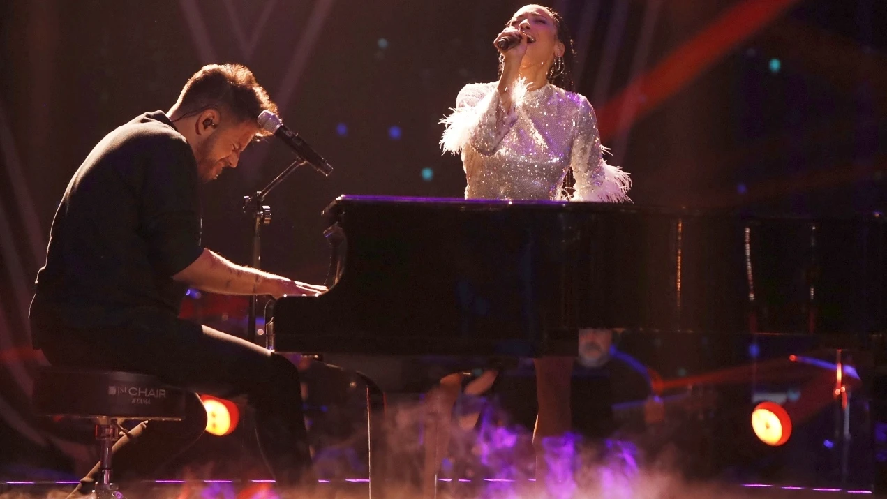 Pablo L&oacute;pez y Karina Pasian cantan &lsquo;La ni&ntilde;a de la linterna&rsquo; en la Gran Final de &lsquo;La Voz&rsquo; 