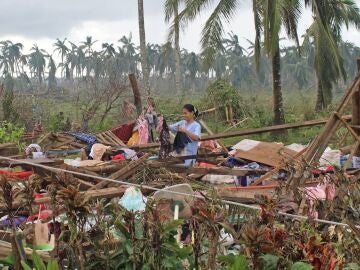 Continúan las tareas de emergencia tras el paso del tifón Rai por Filipinas