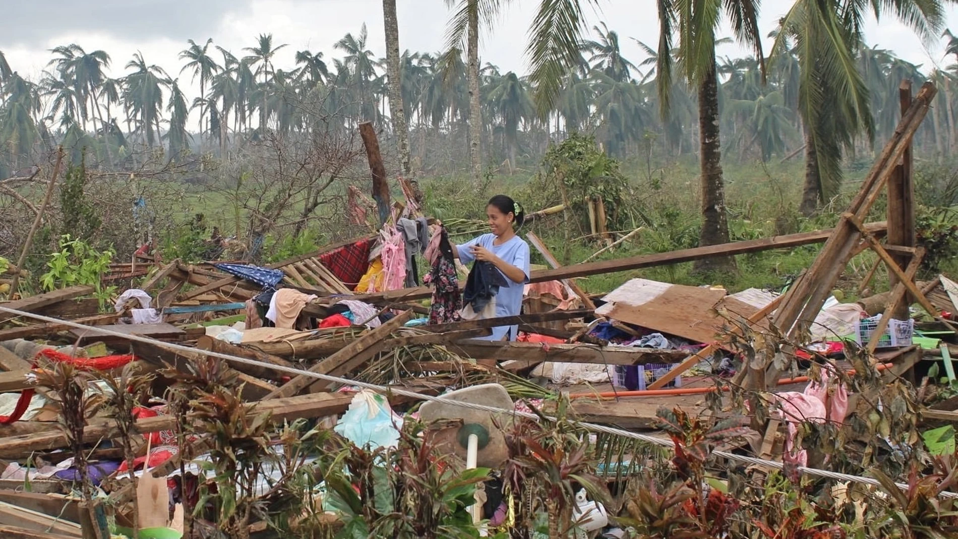 Continúan las tareas de emergencia tras el paso del tifón Rai por Filipinas