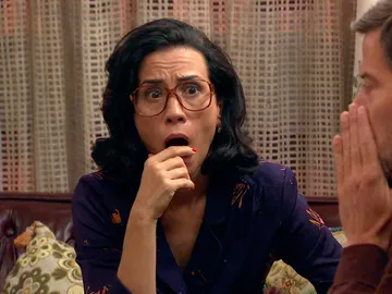 Los Gómez descubren…. ¡que Catalina está enamorada por partida doble! Los Gómez descubren…. ¡que Catalina está enamorada por partida doble!