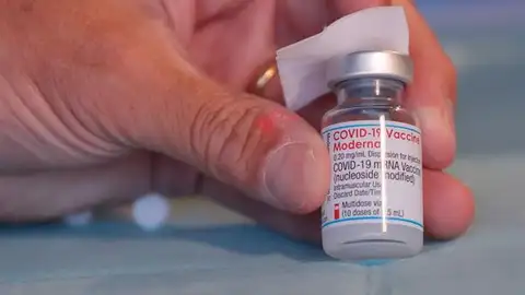 La farmacéutica Moderna asegura que una tercera dosis de su vacuna refuerza la inmunización frente al coronavirus La farmacéutica Moderna asegura que una tercera dosis de su vacuna refuerza la inmunización frente al coronavirus