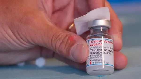 La farmac&eacute;utica Moderna asegura que una tercera dosis de su vacuna refuerza la inmunizaci&oacute;n frente al coronavirus
