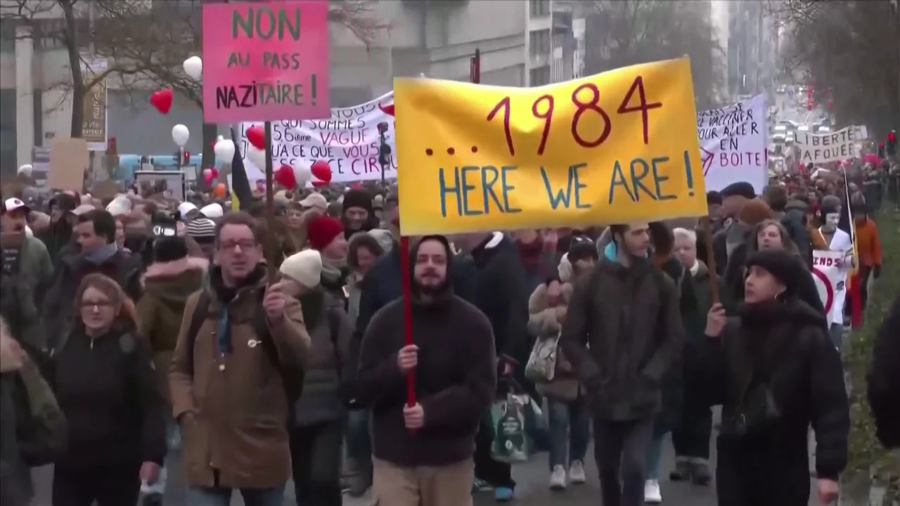 Aumentan las protestas en Europa de negacionistas pese al avance de &oacute;micron