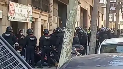 Los antidisturbios tratan de desbloquear la entrada a la casa de Carlos y su madre de 72 años que van a ser desahuciados Los antidisturbios tratan de desbloquear la entrada a la casa de Carlos y su madre de 72 años que van a ser desahuciados