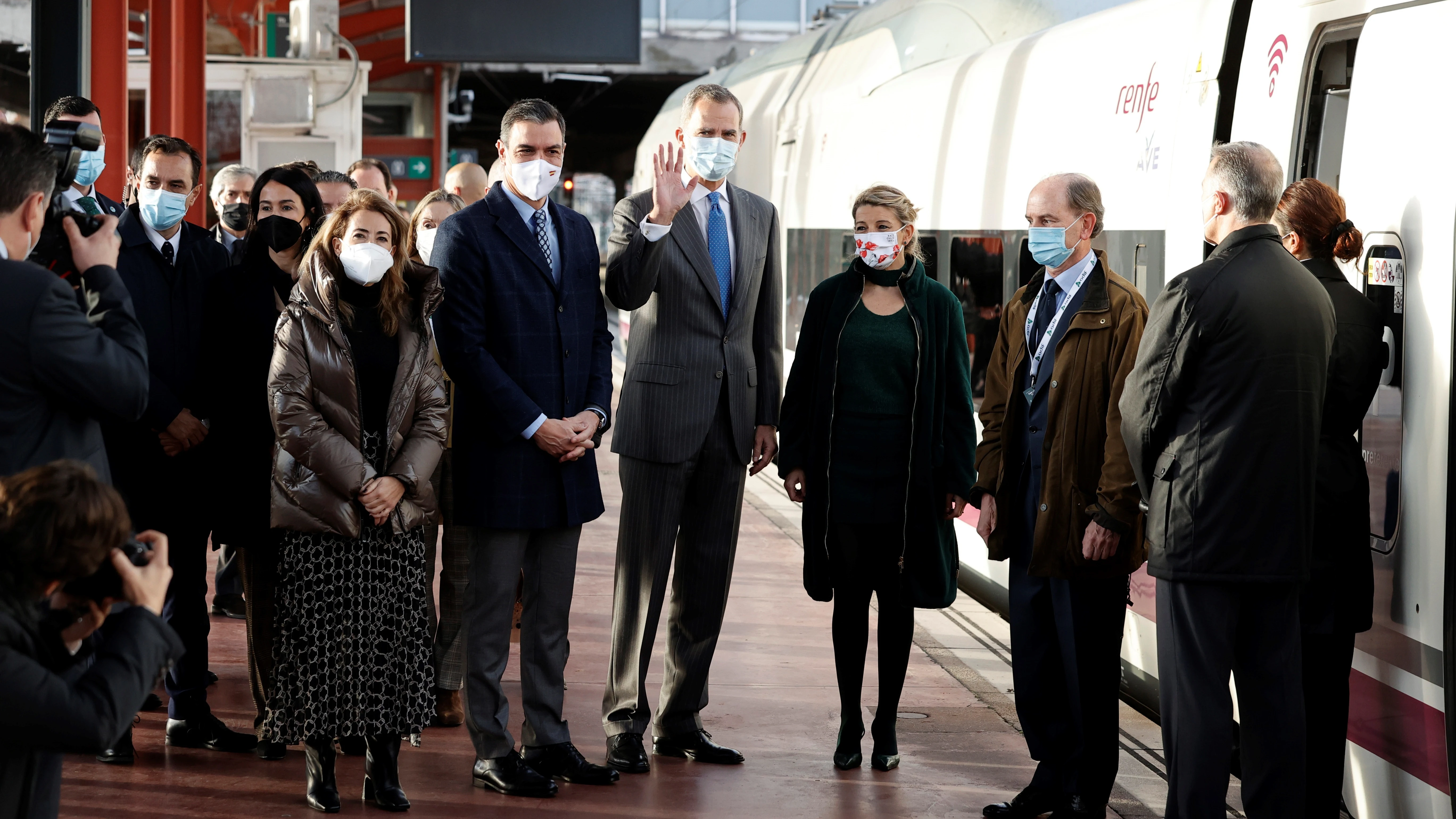 El Rey y Pedro S&aacute;nchez inaugurando el AVE a Galicia