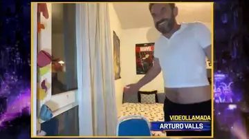 Arturo Valls, confinado de sorpresa por coronavirus y obligado a vestir la ropa de su hijo