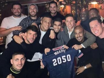 Mbappé celebra su cumpleaños sin Messi ni Neymar y recibe un regalo inesperado de sus compañeros del PSG