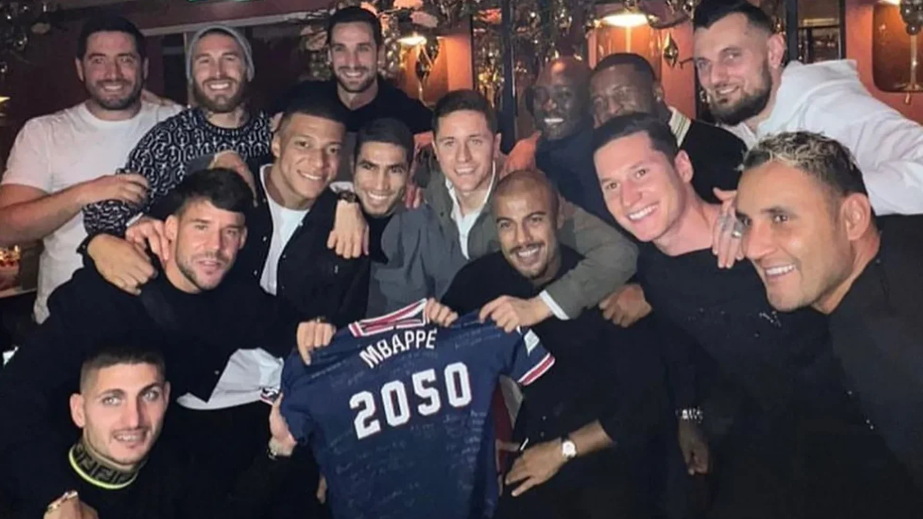 Mbappé celebra su cumpleaños sin Messi ni Neymar y recibe un regalo inesperado de sus compañeros del PSG