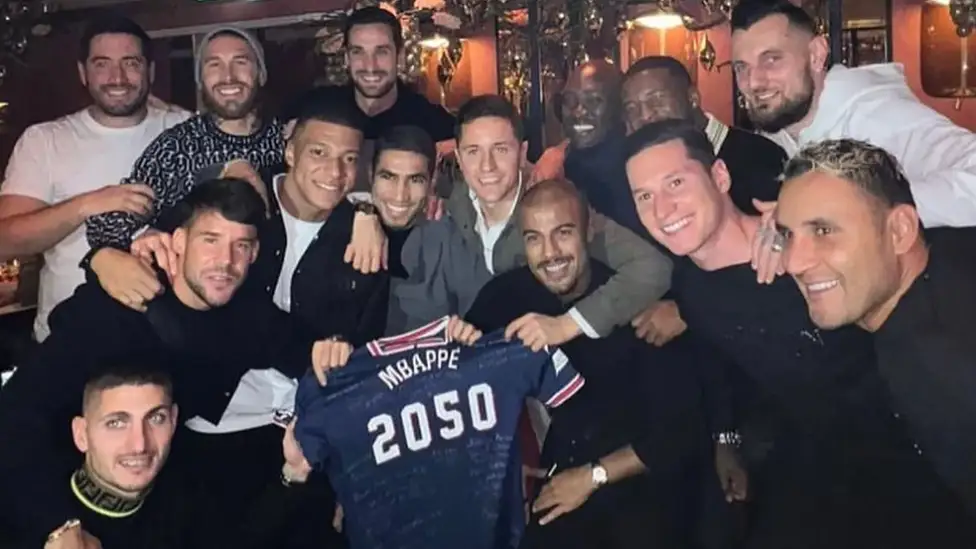 Mbappé celebra su cumpleaños sin Messi ni Neymar y recibe un regalo inesperado de sus compañeros del PSG Mbappé celebra su cumpleaños sin Messi ni Neymar y recibe un regalo inesperado de sus compañeros del PSG