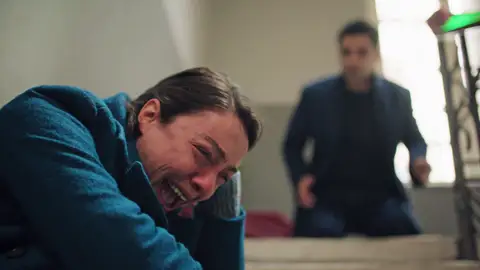 Gülben revive su peor pesadilla… ¡Esat ha pasado la noche junto a Esra! Mejores momentos | Capítulo 47