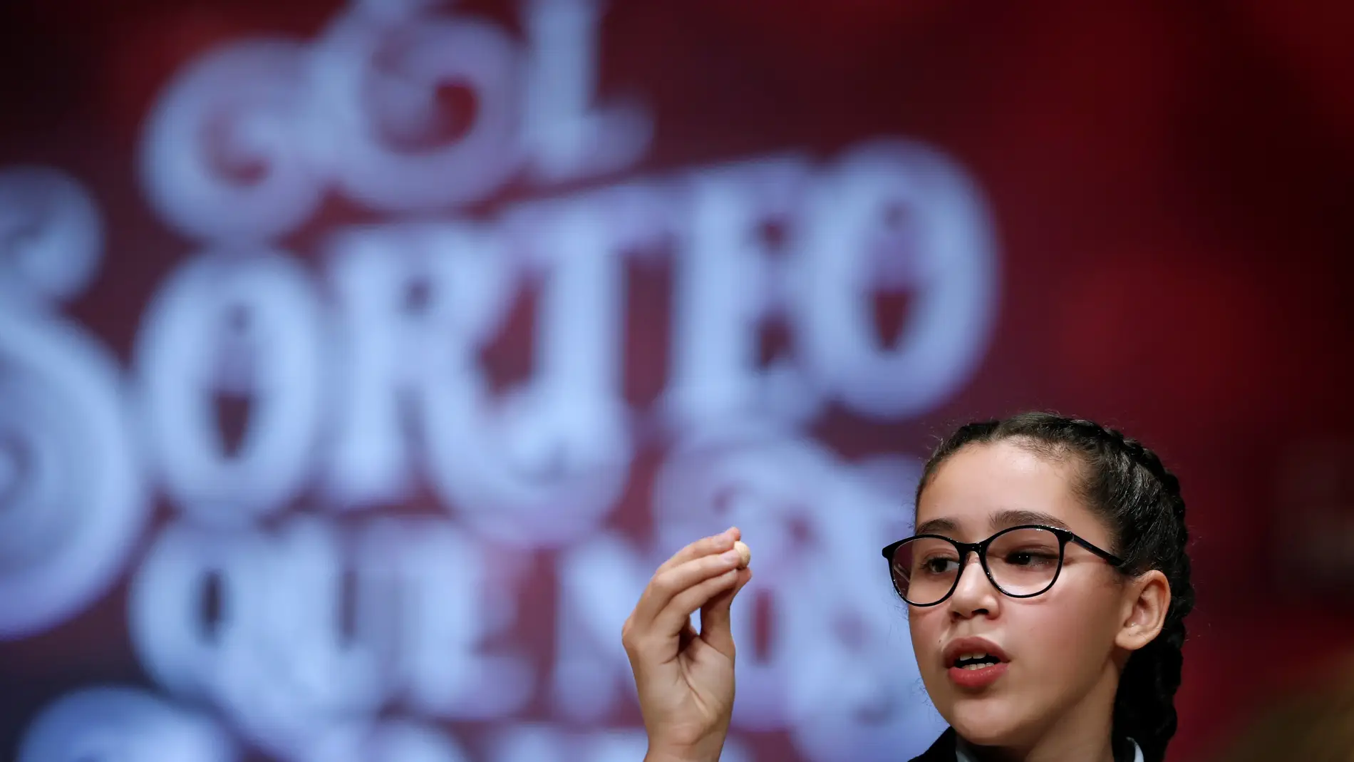 Noura Akrouh canta el número 38341, agraciado con un cuarto premio del Sorteo Extraordinario de la Lotería de Navidad en la edición de 2020.