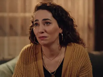 Esra enseña a Esat el vídeo de Han: Esra enseña a Esat el vídeo de Han: