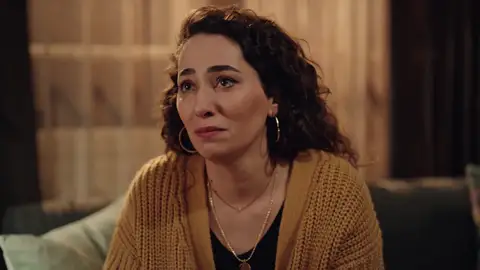 Esra enseña a Esat el vídeo de Han: Esra enseña a Esat el vídeo de Han: