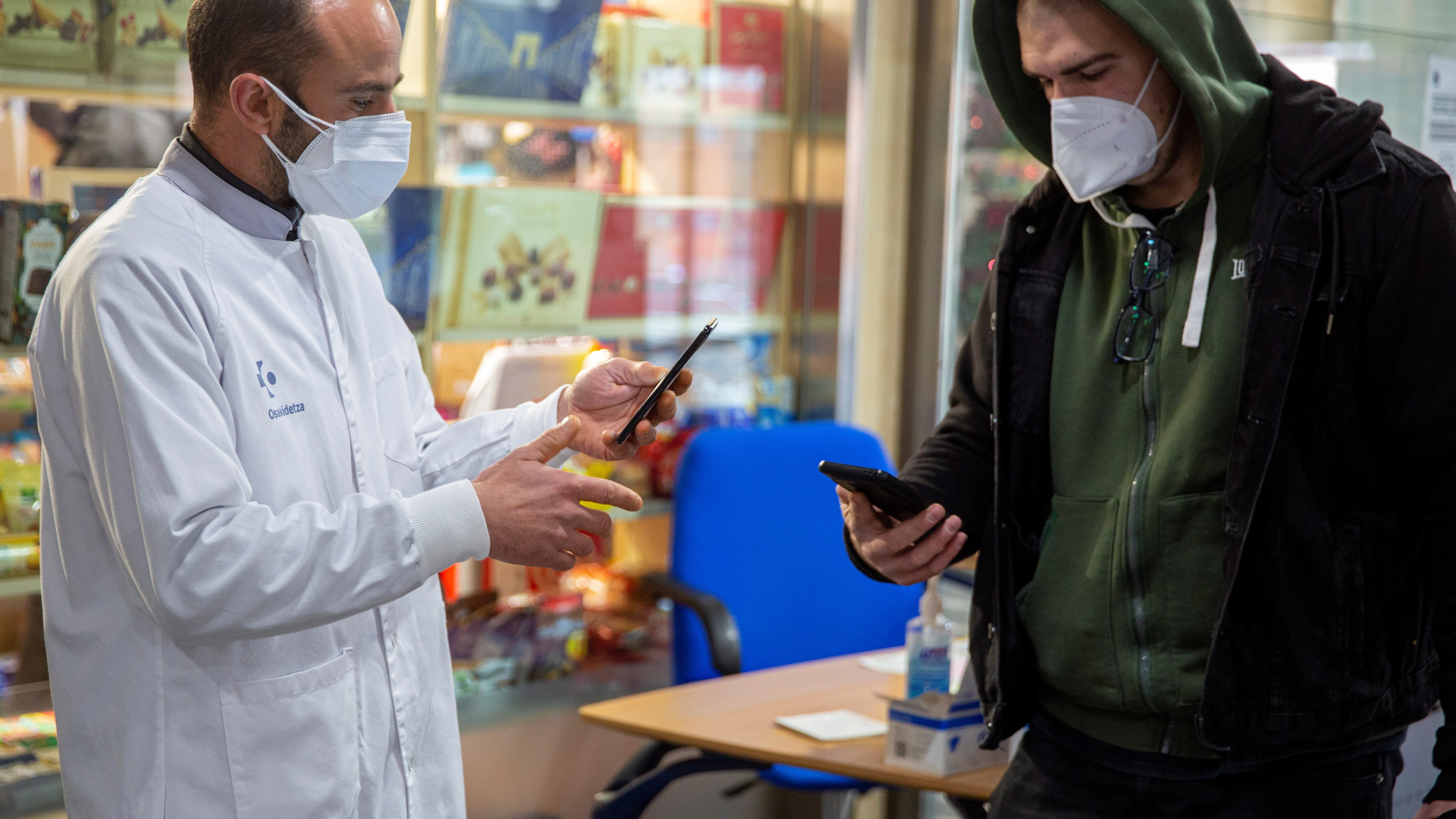 Reino Unido supera por primera vez los 100.000 contagios diarios de covid-19 Reino Unido supera por primera vez los 100.000 contagios diarios de covid-19