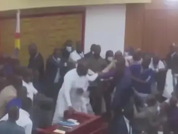 Los diputados de Ghana llegan a las manos tras enzarzarse en una pelea en el Parlamento Los diputados de Ghana llegan a las manos tras enzarzarse en una pelea en el Parlamento