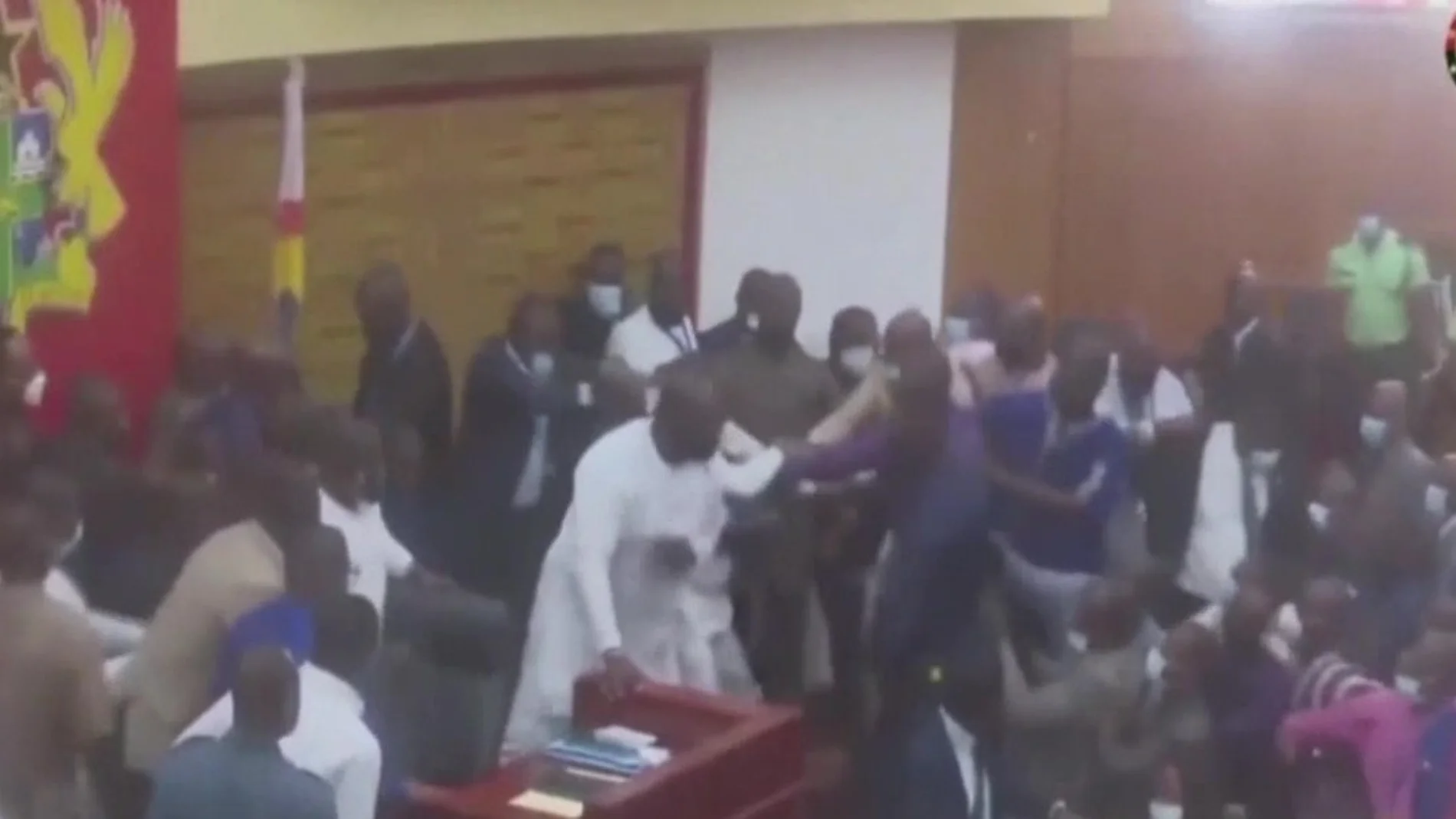 Los diputados de Ghana llegan a las manos tras enzarzarse en una pelea en el Parlamento