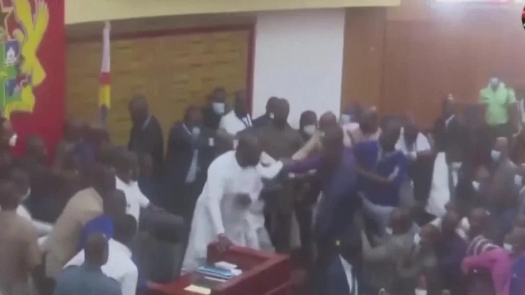 Los diputados de Ghana llegan a las manos tras enzarzarse en una pelea en el Parlamento Los diputados de Ghana llegan a las manos tras enzarzarse en una pelea en el Parlamento