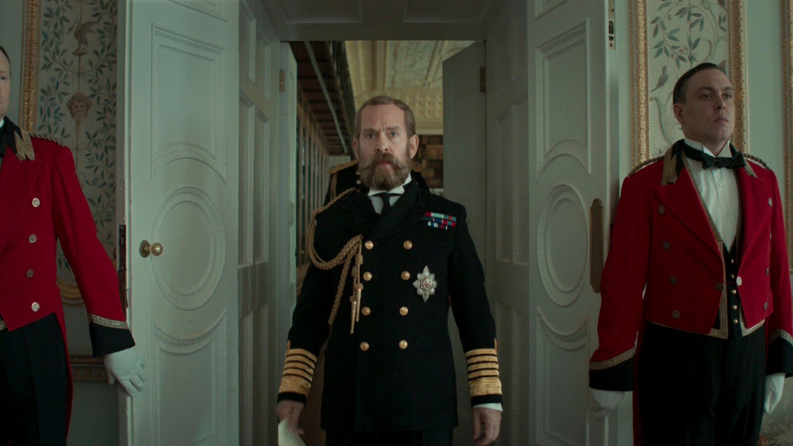 Entrevista exclusiva a Tom Hollander por 'The King's Man: La primera misión', donde interpreta a 3 personajes