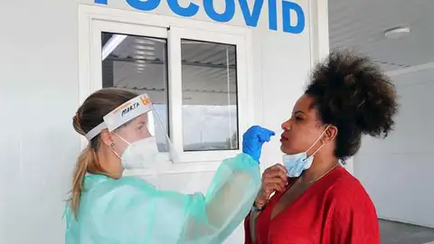 Una joven se realiza una PCR Una joven se realiza una PCR