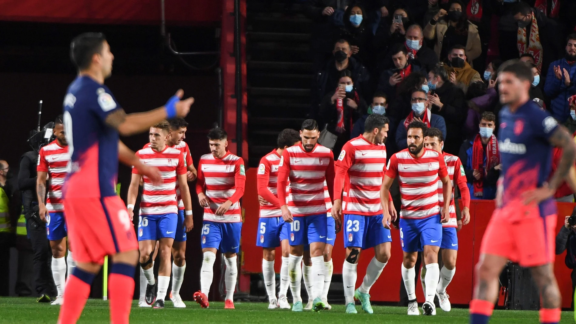 Los jugadores del Granada celebran el 1-1 ante el Atlético