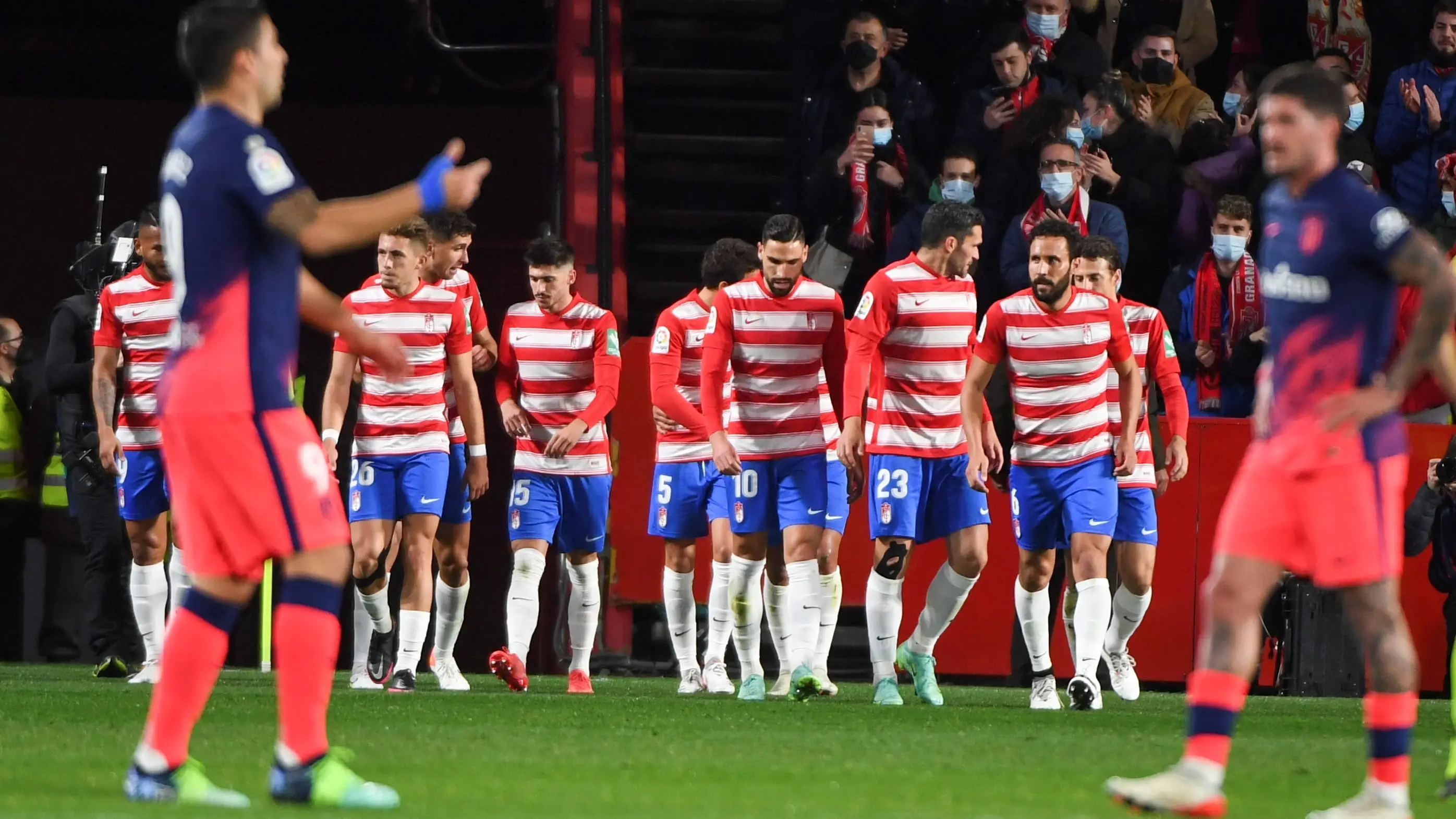 Los jugadores del Granada celebran el 1-1 ante el Atlético Los jugadores del Granada celebran el 1-1 ante el Atlético