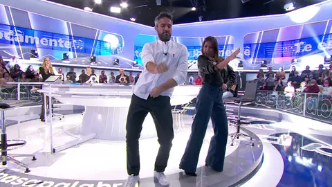 Ana Ruiz y Roberto Leal bailan con mucho ritmo una canción de Las Grecas Ana Ruiz y Roberto Leal bailan con mucho ritmo una canción de Las Grecas