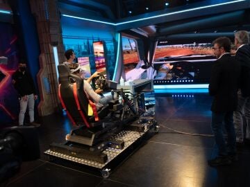 Carlos Sainz Jr, prueba en directo un simulador de conducción de última generación: "Un truco, conducir descalzo"