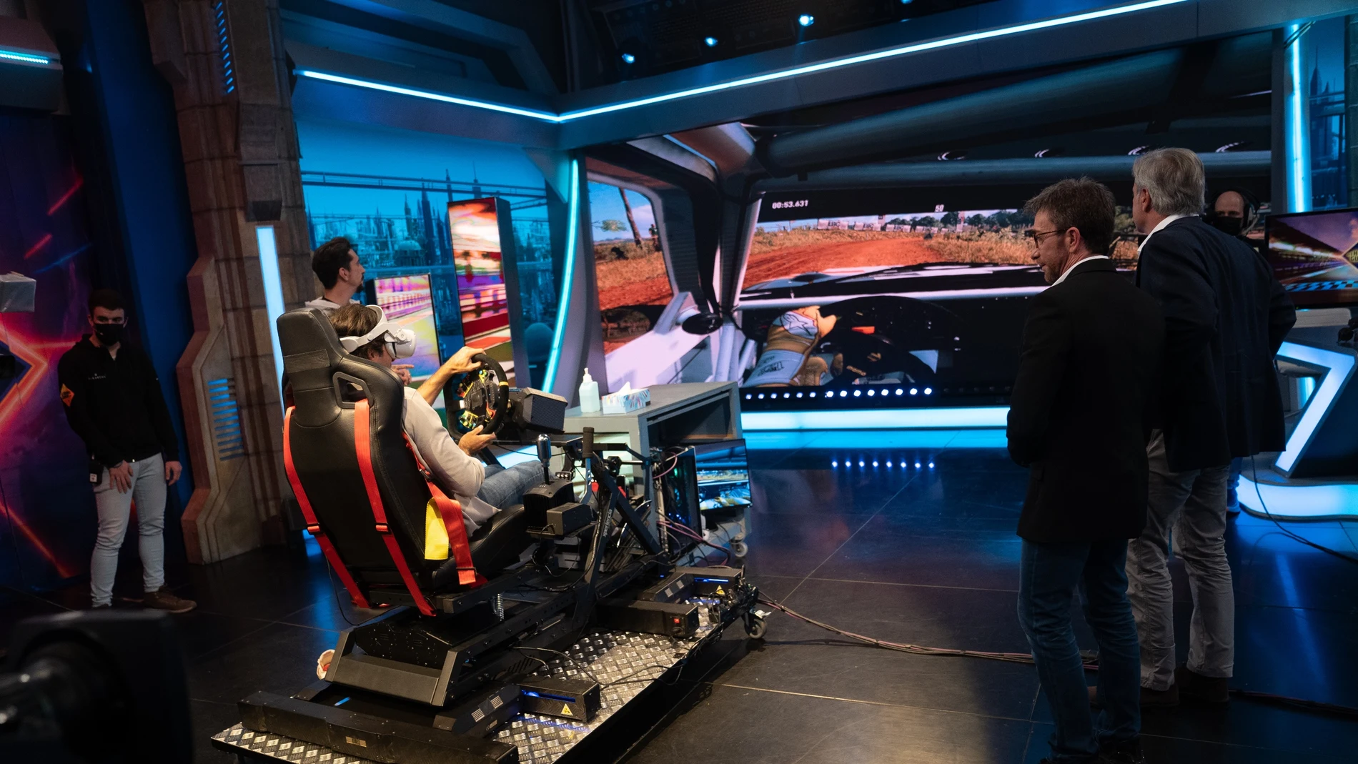 Carlos Sainz Jr, prueba en directo un simulador de conducción de última generación: "Un truco, conducir descalzo"