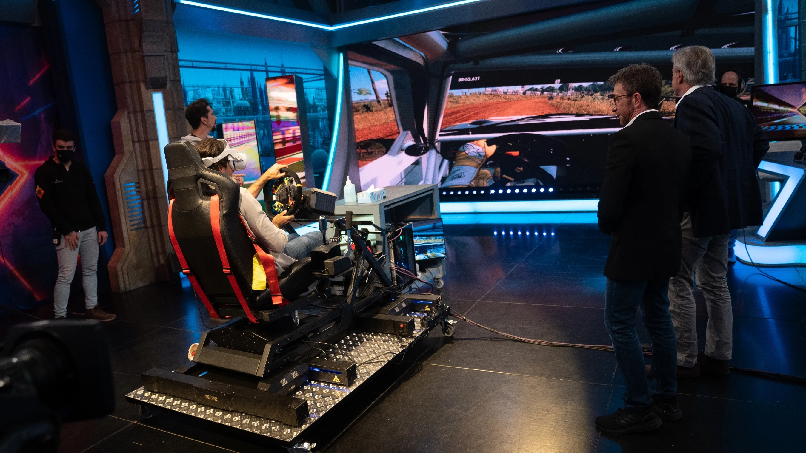 Carlos Sainz Jr, prueba en directo un simulador de conducción de última generación: "Un truco, conducir descalzo" Carlos Sainz Jr, prueba en directo un simulador de conducción de última generación: "Un truco, conducir descalzo"