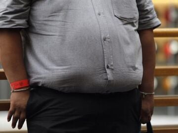 Imagen de archivo de una persona con sobrepeso