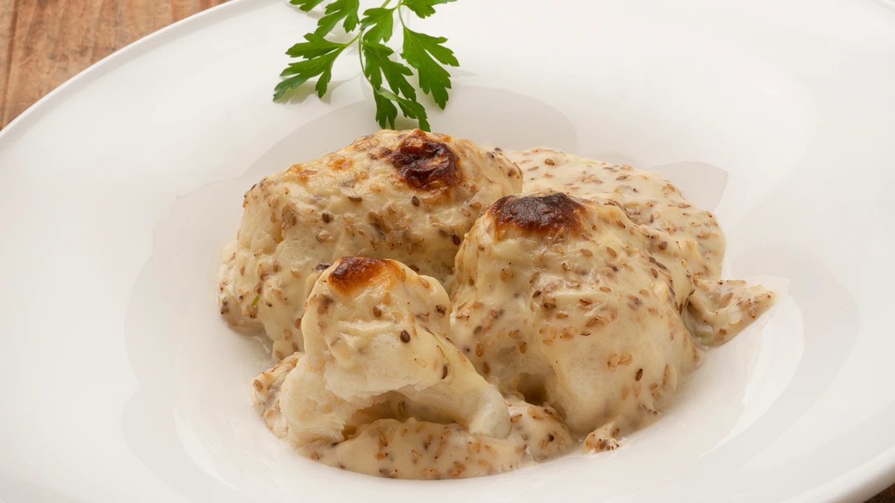 Receta de coliflor con bechamel y sésamo image of Receta de coliflor con bechamel y sésamo