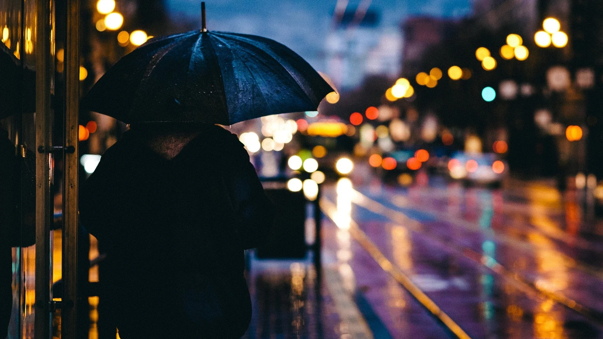 Una persona camina bajo la lluvia