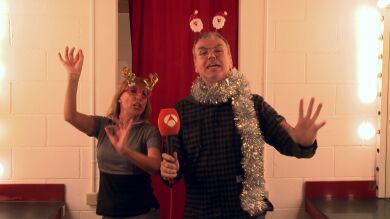 Arnau Vilà, Miryam Benedited, Manel Fuentes y el jurado contagian el espíritu navideño cantando 'Los peces en el río'
