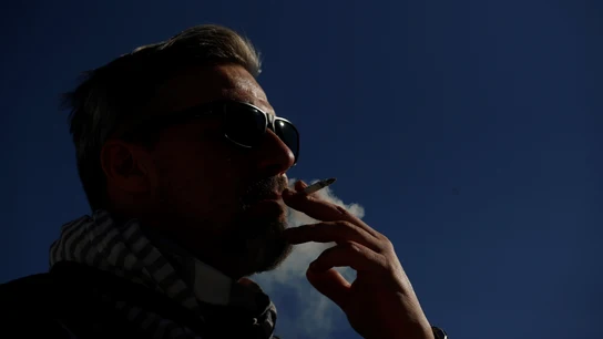 Un joven fumando Un joven fumando