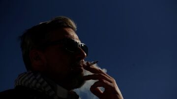 Un joven fumando Un joven fumando