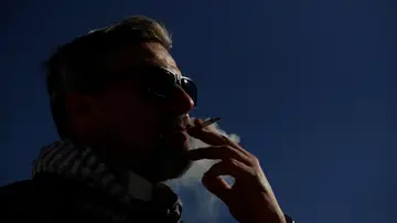 Un joven fumando
