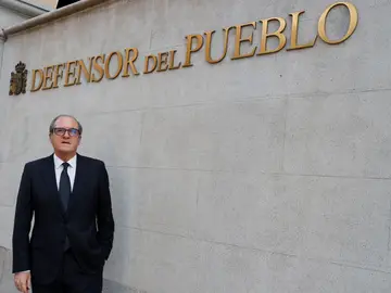 El Defensor del Pueblo ha pedido a la Generalitat que informe cómo está protegiendo al menor de Canet de Mar y a su familia ante la presión social. El Defensor del Pueblo ha pedido a la Generalitat que informe cómo está protegiendo al menor de Canet de Mar y a su familia ante la presión social.