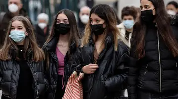 La obligatoriedad de mascarillas en exteriores tiene una "efectividad mínima" contra la pandemia, según los médicos 