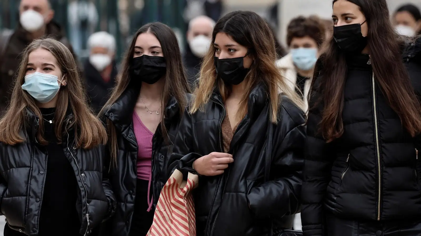 Jóvenes con mascarilla Jóvenes con mascarilla