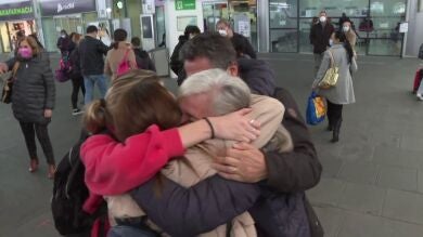 Los reencuentros navideños más emotivos del año con mascarilla y PCR para evitar contagios de coronavirus