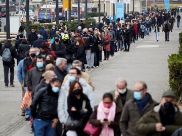 Cientos de personas esperan para vacunarse en el centro de vacunación de La Fira de Barcelona este jueves, cuando la curva epidémica de la sexta ola afloja con la bajada en los dos últimos días de la velocidad de transmisión de la variante ómicron, un dato positivo que deberá confirmarse en los próximos días, mientras los hospitales catalanes siguen aumentando el número de pacientes con covid.