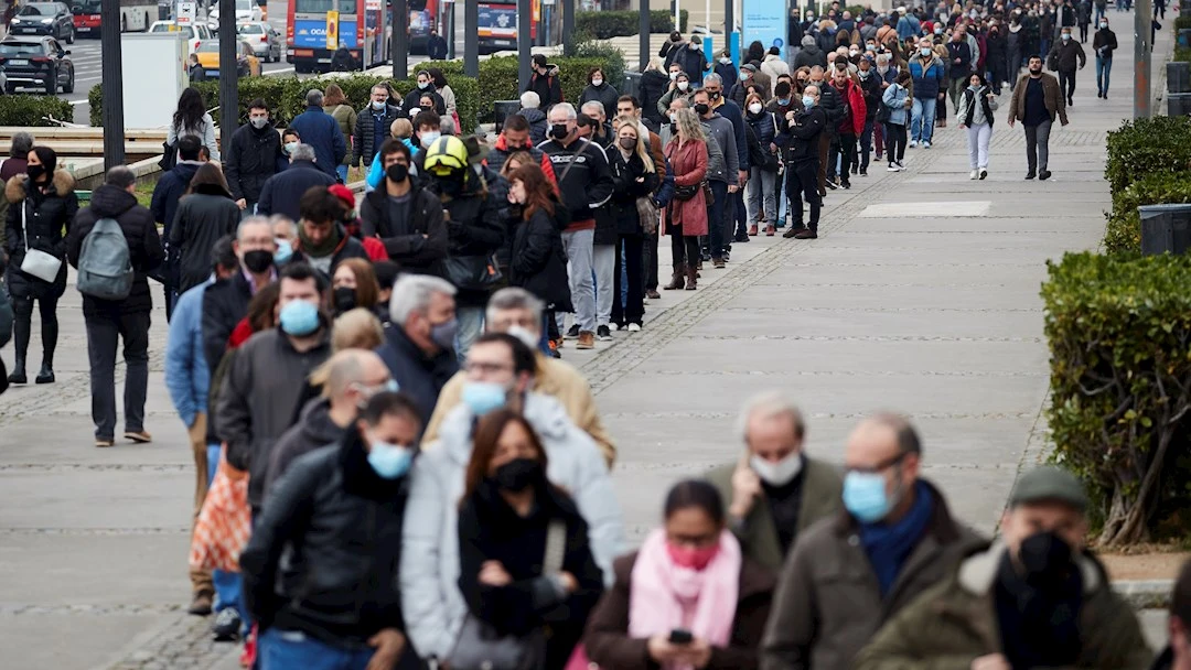 Cientos de personas esperan para vacunarse en el centro de vacunación de La Fira de Barcelona este jueves, cuando la curva epidémica de la sexta ola afloja con la bajada en los dos últimos días de la velocidad de transmisión de la variante ómicron, un dato positivo que deberá confirmarse en los próximos días, mientras los hospitales catalanes siguen aumentando el número de pacientes con covid. Cientos de personas esperan para vacunarse en el centro de vacunación de La Fira de Barcelona este jueves, cuando la curva epidémica de la sexta ola afloja con la bajada en los dos últimos días de la velocidad de transmisión de la variante ómicron, un dato positivo que deberá confirmarse en los próximos días, mientras los hospitales catalanes siguen aumentando el número de pacientes con covid.