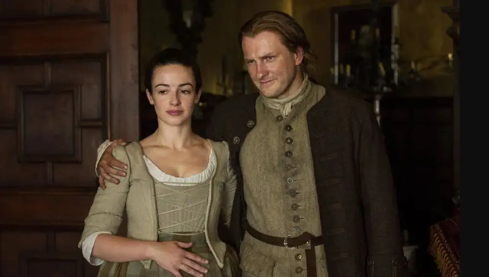 Steven Cree y Laura Donnelly como Jenny e Ian Murray en 'Outlander'