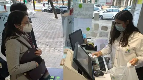 Una mujer compra un test de antígenos Una mujer compra un test de antígenos