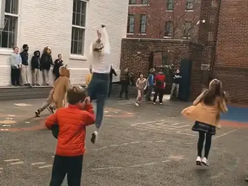 Una maestra anota una canasta imposible y desata la locura de los niños en el patio de un colegio Una maestra anota una canasta imposible y desata la locura de los niños en el patio de un colegio