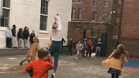 Una maestra anota una canasta imposible y desata la locura de los niños en el patio de un colegio Una maestra anota una canasta imposible y desata la locura de los niños en el patio de un colegio