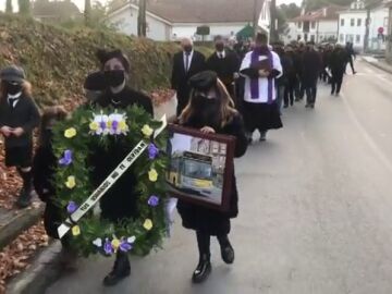 Un cortejo fúnebre para pedir que les devuelvan la línea que une sus pueblos con Santiago de Compostela