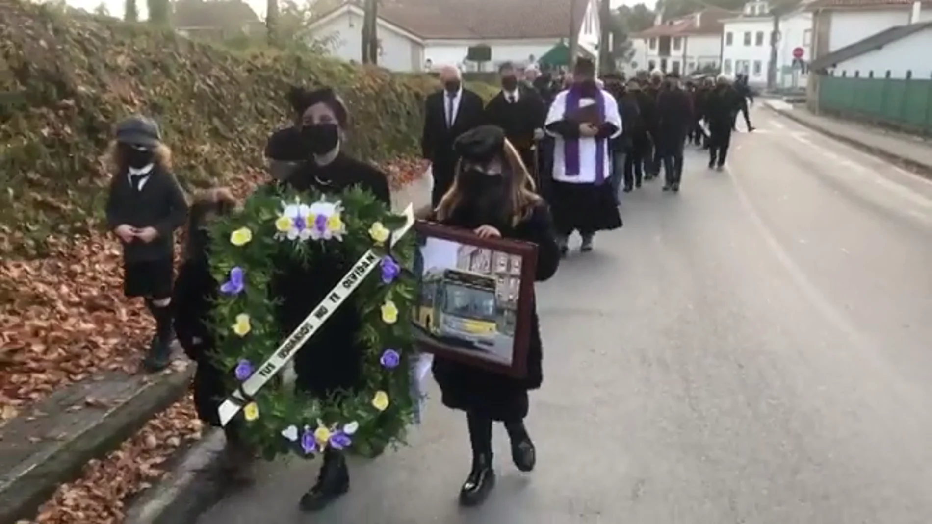Un cortejo fúnebre para pedir que les devuelvan la línea que une sus pueblos con Santiago de Compostela