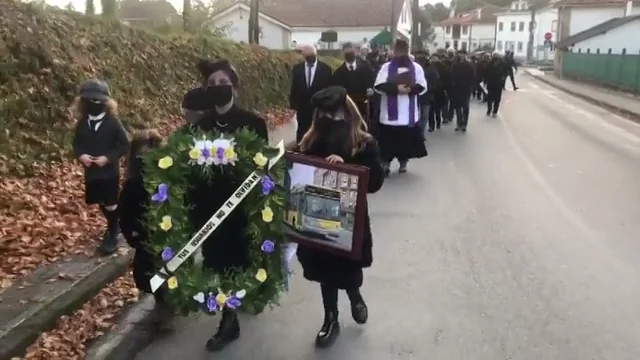 Un cortejo fúnebre para pedir que les devuelvan la línea que une sus pueblos con Santiago de Compostela Un cortejo fúnebre para pedir que les devuelvan la línea que une sus pueblos con Santiago de Compostela