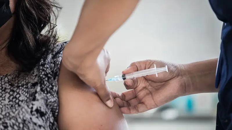 Una mujer siendo vacunada contra el coronavirus Una mujer siendo vacunada contra el coronavirus